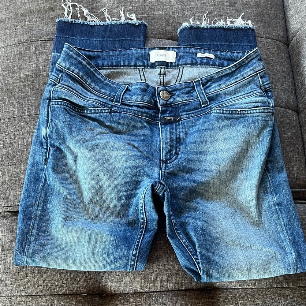 CLOSED "Starlet" straight legs raw hem ankle jeans.  Size 29